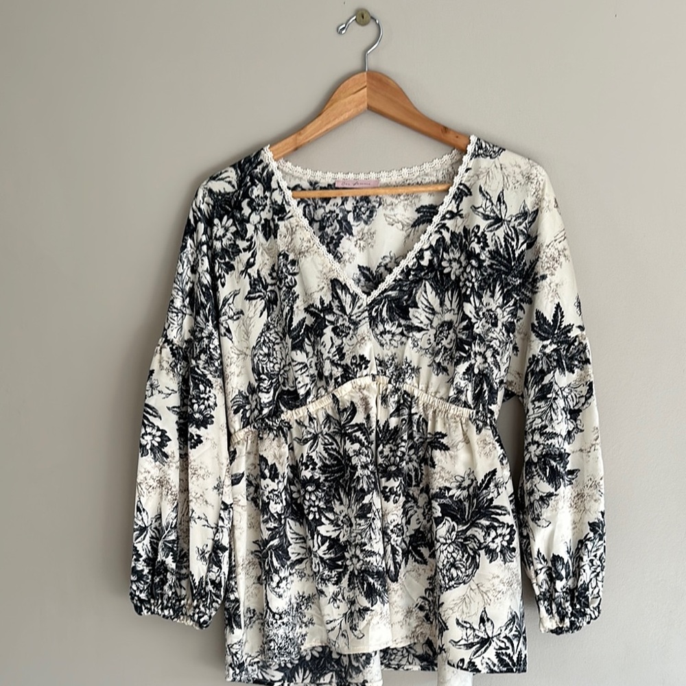 Ces femme Floral Black and White Women's Top